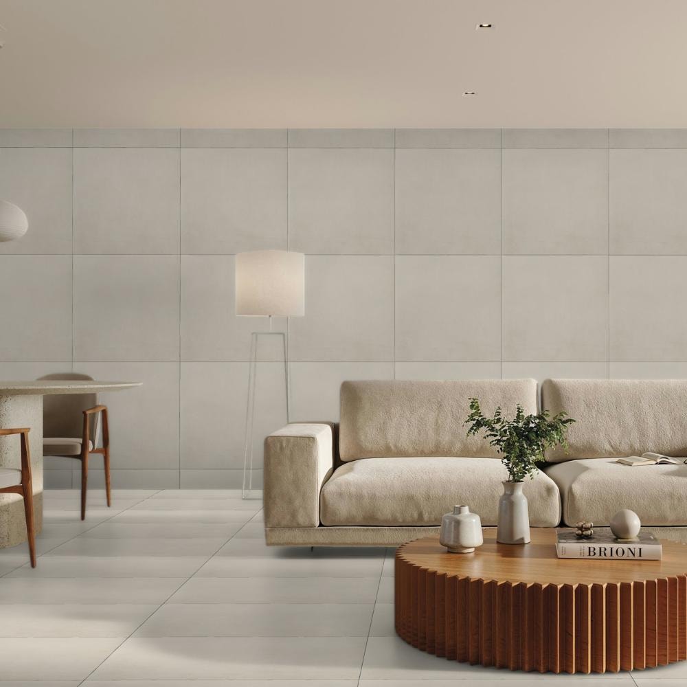 Sala com porcelanato Portinari York em tonalidade neutra